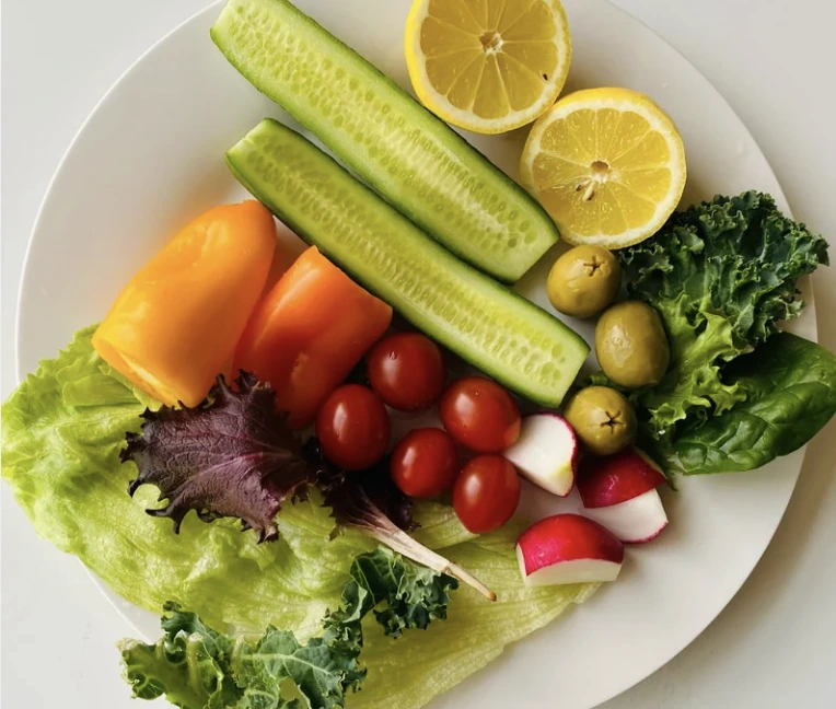 A plate of fresh vegetables